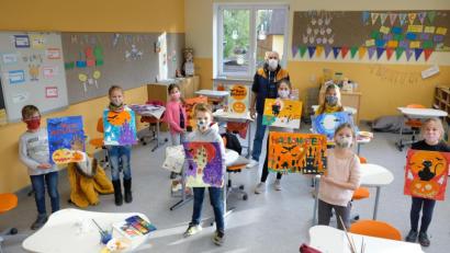 Bild: do
Zum Thema "Halloween" stellt sich der Grafenwöhrer Maler Johannes Janner in der Grundschule Speinshart für einen kostenlosen Malunterricht zur Verfügung.