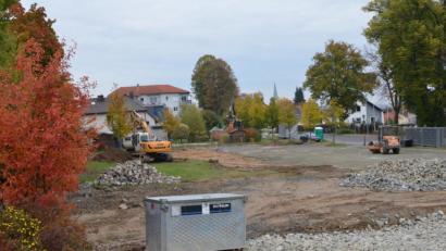 Bild: Benkhardt
Schweres Gerät ist an der Kemnather Straße aufgefahren, um das Gelände baureif zu machen.