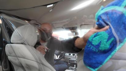 Bild: Wolfgang Steinbacher
Laut Benjamin Vogel haben viele Menschen Angst vor Corona beim Taxifahren: Mit Plexiglasscheiben, Mund-Nase-Schutz und Desinfektionsmittel kämpfen er und die 24 Fahrer des Familienunternehmens dagegen an.