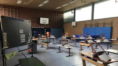 Bild: ps
Seit Mittwoch werden die 25 Kinder der ersten Klasse in Etzenricht in der Turnhalle unterrichtet, damit der vorgeschriebene Abstand eingehalten werden kann. Für den Sportverein bedeutet das, es sind weiterhin keine Kurse in der Turnhalle möglich.
