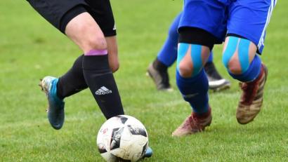 Bild: af
Der Ball kann wieder rollen zwischen dem FC Weiden-Ost II und der SpVgg Neustadt/Kulm. Beide Vereine haben sich im Streit um den Spielabbruch wieder versöhnt.