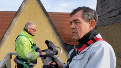 Bild: le
Pfarrer Max Früchtl beobachtet die Demontage des Kirchturmkreuzes vom Hochkran aus. Das Wahrzeichen wird nun statisch begutachtet und dann saniert.