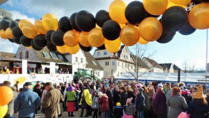 Archivbild: jml
Laut, lustig und eng ging es beim Kohlberger Gaudiwurm zu. Ob er 2021 stattfindet, ist mehr als fraglich. Vermutlich platzen alle Faschingsträume bald wie Luftballons.
