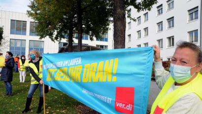 Bild: Stephan Huber
"Jetzt seid ihr dran!", steht auf dem Banner, das die Beschäftigten des Klinikums St. Marien in Amberg