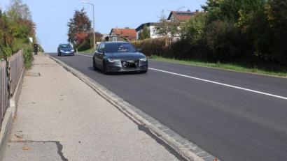 Bild: Hirsch
Das Gefälle und der Ausbau der Straße am Petrusberg in Fronberg verleiten zu schnellem Fahren. Ein Smiley soll die Autofahrer an dieser Stelle auf das Tempolimit aufmerksam machen.