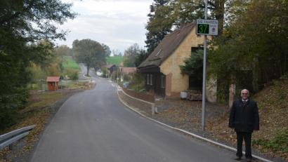 Bild: jr
Bürgermeister Klaus Meyer freut sich über den Abschluss der Straßenbauarbeiten zwischen Maiersreuth (Bild) und Hardeck – allerdings hofft er, dass sich die Verkehrsteilnehmer auf der neuen und verbreiterten Fahrbahn an die zulässige Höchstgeschwindigkeit halten. Zum Bremsen animieren soll ein Tempomessgerät mit Anzeige.