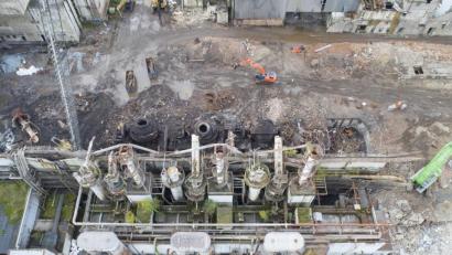 Bild: Thilo Hierstetter
Die Gas-Fackeln der Maxhütte in Sulzbach-Rosenberg: In der Bildmitte sieht man die Stümpfe, links am Boden liegend die letzte Fackel, die am Dienstagmorgen gefallen ist.