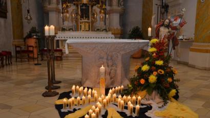 Bild: dob
Allerheiligen wird in diesem Jahr noch stiller ablaufen als sonst. Der Gräbergang dürfte aber wie in jedem Jahr dazugehören. In der katholischen Stadtpfarrkirche brennen wieder die Kerzen der in diesem Jahr Verstorbenen.