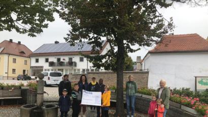 Bild: Edith Edl-Hirn
Der Familienkreis überreichte die Spende aus dem Verkauf der Kräuterbuschen an das Kinderpalliativ-Team.