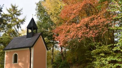 Bild: rgr
Idyllisch gelegen: das Alte Kircherl vor herbstlicher Kulisse.