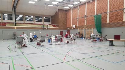 Bild: mde
Zu Wartezeiten auf eine Spenderliege kam es beim Aderlass in Kemnath nicht. Dennoch zeigen sich die Verantwortlichen - mit Blick auf die aktuell herrschende Lage - zufrieden. Genug Platz bot die Mehrzweckhalle, so dass Abstand- und Hygieneregeln ohne Probleme gewahrt werden konnten.