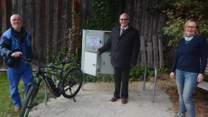 Bild: jr
Eine neue E-Bike-Ladestation im Sengerhof stellten Tourist-Info-Leiterin Ursula Stingl, Bürgermeister Klaus Meyer und Reinhold Bauer (von rechts) vor. Letzterer hat sie selbst gebaut.