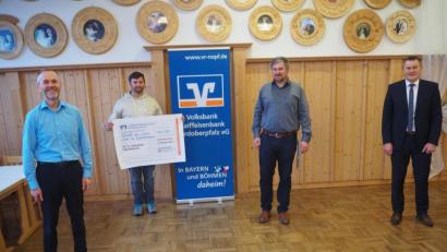 Bild: wmi
Mit der Aktion „Viele schaffen mehr“ hat die Volksbank Raiffeisenbank Nordoberpfalz einen digitalen Ort der Begegnung geschaffen, in dem gemeinnützige Projekte und Unterstützter zueinander finden. Wolfgang Nickl (links) und Manfred Eller (rechts) übergeben jetzt den Erlös aus der Crowdfunding-Aktion an die Vorsitzenden der Schützengesellschaft Oberbibrach, Martin Schmid und Alexander Thurn (Zweiter und Dritter von links).