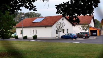 Bild: ll
Das Betriebsgebäude (vorne) und das Technikgebäude (hinten) der Kläranlage Auerbach. Beide werden mit einer Photovoltaik-Anlage auf dem Dach ausgestattet