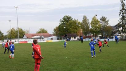 Bild: bö
Die SpVgg pachtet ab 1. Januar 2020 den Sportplatz in Ebermannsdorf. Mit diesem Vertrag, den sie mit der Gemeinde schließt, sichert sie sich Fördermittel für die Investitionen in die Flutlichtanlage.