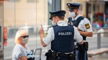 Bild: Nicolas Armer
Zwei Polizisten nehmen an einer Tram-Haltestelle in Würzburg von einer Frau nach einem Verstoß gegen die Maskenpflicht im öffentlichen Nahverkehr die Personalien auf. Foto: Nicolas Armer/dpa