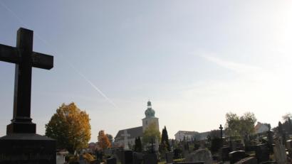 Bild: ads
Allerheiligen in Corona-Zeiten: Die Pfarreien in Amberg und im Landkreis Amberg-Sulzbach gehen unterschiedlich mit den Vorgaben zum Infektionsschutz um.