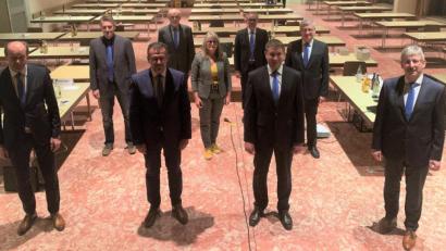 Bild: exb
Nur zum Gruppenfoto nehmen die Akteure ihren Mundschutz kurz ab. Ansonsten gilt strenge Maskenpflicht bei der Vertreterversammlung der Raiffeisenbank Oberpfalz NordWest eG. Im Bild (vorne, von links) Direktor Herbert Meier, Vorstandssprecher Joachim Geyer, Vorstand Thomas Keck, Vorstand Robert Haubner sowie (hinten, von links) die Aufsichtsräte Thomas Benkler und Alois Lehner, dritte Bürgermeisterin Anita Heßler, Aufsichtsrat Paul Reichenberger und Aufsichtsratsvorsitzender Johannes Reger.