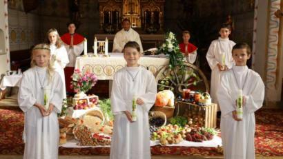 Bild: Monika Wiederspick/exb
Die fünf Kommunionkinder feierten mit ihren Familien in der Pfarrkirche St. Michael Weidenthal.