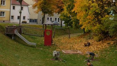 Bild: Stefanie Gradl
In der Sommerzeit von 8 bis 21 Uhr, in der Winterzeit von 8 bis 19 Uhr: Diese Öffnungszeiten gelten für alle Spielplätze im Vilsecker Stadtgebiet, so auch für den Spielplatz in der Grabenstraße.