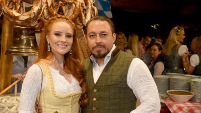 Archivbild: Felix Hörhager/dpa
Model Barbara Meier und Ehemann Klemens Hallman sind zum ersten Mal Eltern geworden.