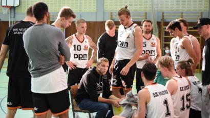 Bild: Tobias Schwarzmeier
Von einem gut gefüllten Kader wie beim Derby gegen den ASV Cham kann Coach Stefan Merkl am Samstag in Würzburg nur träumen.