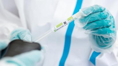 Bild: Sven Hoppe/dpa
Im Landkreis Regensburg sprang die Corona-Ampel am Samstag auf Gelb.