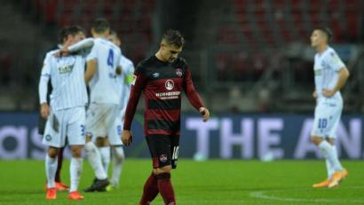 Bild: Timm Schamberger/dpa
Ein enttäuschte Nikola Dovedan verlässt den Platz.