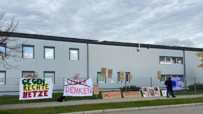 Bild: OBTM Weiden 
Demonstration ohne Demonstranten: Die Gegendemo des OBTM fand nahezu ausschließlich im Netz statt. Am Weidener Volksfestplatz sind dennoch einige Plakate zu sehen.