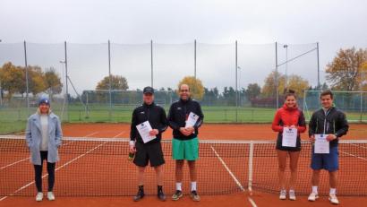 Bild: tra
Nach dem Finale ehrt (von links) Organisatorin Linda Trager die Sieger Christian Grabinger/Christoph Müller und die Zweitplatzierten Lea Schmalzbauer/Michael Sommerer.