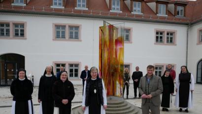 Bild: hmr
Freude über die Brunnensegnung: Im Bild in der vorderen Reihe der Konvent des Klosters mit Äbtissin Laetitia (Bildmitte) und Direktor Michael Eibl von der Katholischen Jugendfürsorge in Regensburg.