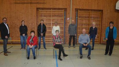 Bild: jr
Verdiente Mitglieder zeichnete der TSV Pechbrunn-Groschlattengrün am Freitagabend bei einer Feierstunde in der Schulturnhalle aus. Im Bild (sitzend von links) Gudrun Spitzl, Vorsitzende Doris Reiß und Alfons Philbert; stehend von links Bürgermeister Stephan Schübel, Anne Habedank, Martin Dressel, Anne Kröniger, Richard Kröniger, Jessica Döllinger und Ute Böx.