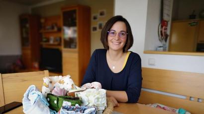 Bild: Thomas Dobler
Katrin Dobler aus Schwarzenfeld mit einem Korb voller bunter Windelüberhosen. Die 35-Jährige schwört auf Stoffwindeln und gibt ihr Wissen als zertifizierte Beraterin weiter.
