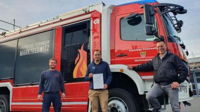 Bild: Peggy Biczysko/fph
Sie sind stolz auf die Anerkennung durch den Freistaat Bayern in Sachen Integration bei der Marktredwitzer Feuerwehr: (von links) Stadtbrandinspektor Maximilian Seiler, Feuerwehrmann Mohammad Alrefai und das aktive FFW-Mitglied Pfarrer Klaus Wening.