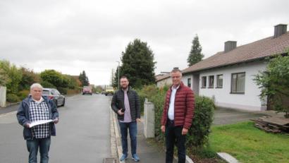 Bild: fg
In der Siedlung bespechen Stefan Bergler (von links) und Tobias Henfling das Projekt Gasanschluss in der Kahlhofsiedlung mit Bürgermeister Hermann Falk.