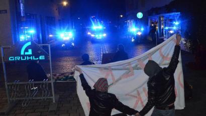 Bild: Kunz
Gegendemonstranten zwingen die "Querdenker" zum Ändern der Route. Dazu läuten die Glocken von St. Josef.