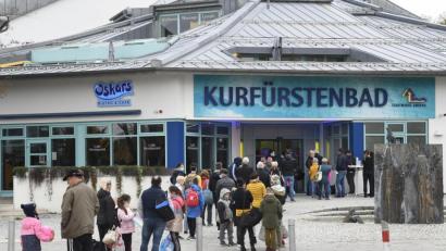 Bild: Petra Hartl
Sonntagmittag vor dem Kurfürstenbad: Viele Besucher warten auf die Öffnung um 13 Uhr. Ähnlich sah es auch an den Wochenenden zuvor aus.