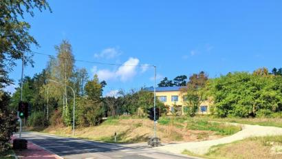Bild: Gemeinde Ebermannsdorf/exb
Eine Abkürzung und ein sicherer Weg, damit Schulkinder vom Bus in die Schule kommen: Der neue provisorische Fußgängerweg in Ebermannsdorf ist fertig. Nun prüft die Verwaltung, ob auch eine fest installierte Fußgängerampel Sinn ergibt.