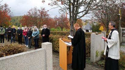 Bild: njn
Stadtpfarrer Martin Besold und sein evangelischer Amtsbruder Pfarrer Christoph Zeh (von rechts) segnen die neuen Urnennischen.