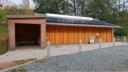 Bild: bsc
Die Fertigstellung der vierten Info-Stelle (Bild) des Naturparks Steinwald hat der Verein „Kulturlandschaft südlicher Steinwald“ in den vergangenen Monaten vorangetrieben. Für die Restarbeiten benötigt der Verein jedoch noch einen Kredit für die Zwischenfinanzierung, bevor das EU-Programm Leader das Vorhaben unterstützt.