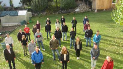Bild: Mathias Schneider/exb
Im Grünen und „auf Abstand“ wurde das Klassenfoto erstellt. Links auf dem Bild ein Teil der Lehrkräfte und Schulleiter Georg Mayer.