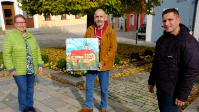 Bild: do
Diplom-Bibliothekarin Petra Danzer (links) und Bürgermeister Marcus Gradl (rechts) freuen sich über ein gespendetes Kunstwerk von Johannes Janner. Das wertvolle Bild wird an den Meistbietenden verkauft. Angebote erwarten Stadt und Künstler bis Mitte Dezember 2020.
