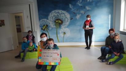 Bild: krb
Die Kommunionkinder aus Plößberg, Schönkirch und Beidl übergeben eine Spende an den Ambulanten Hospizdienst Weiden/Neustadt.