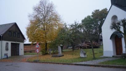 Bild: wel
Der Dorfplatz in Schwand soll zum Kommunikationszentrum werden. Zur Kapelle ist ein barrierefreier Zugang geplant. 
﻿