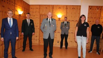 Bild: kro
Wahlen bei der Königlich privilegierten Schützengesellschaft 1519 Waldsassen: Im Bild von links Bürgermeister Bernd Sommer, Gauschützenmeister Manfred Zölch, Erster Schützenmeister Alfred Koch, Christian Koch, Stefanie Dellner und Thomas Bomann.