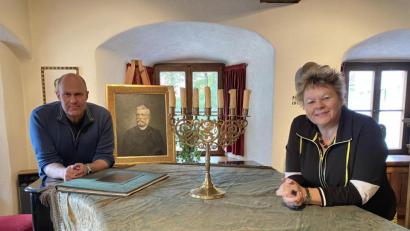 Bild: Karin Wilck
Petra Vorsatz und Dr. Sebastian Schott vor einem Porträt von Albert Vierling, dem Gründer des späteren Stadtmuseums. Zum 125-Jährigen der Einrichtung planen die beiden neben einer Veranstaltungsreihe auch eine ungewöhnliche Stadtchronik.