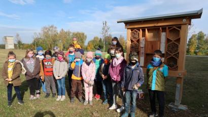 Bild: Grundschule Plößberg/exb
Das Bild zeigt die 3. Klasse der Grundschule Plößberg mit ihrer Klassenlehrerin Ulrike Remold und Hausmeister Toni Müller.