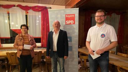 Bild: Evelin Teich/exb
Bei der Spendenübergabe (von links): Veronika Edenharter, Gerhard Schnabel und Thomas Graf.