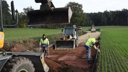 Bild: Petra Hartl
Seit Anfang Oktober laufen die Bauarbeiten nahe Ammersricht. Hier wird ein besonders steiles und kurviges Teilstück eines Feldwegs für Fahrrad-Pendler sicherer gemacht.