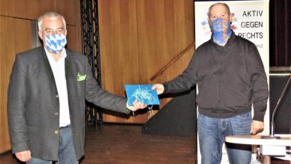 Bild: ubb
Thomas Döhler (rechts) schenkte Dr. Ludwig Spaenle ein Buch von Dr. Janda Busl, die über Juden im Landkreis vier Bücher herausgegeben hat.